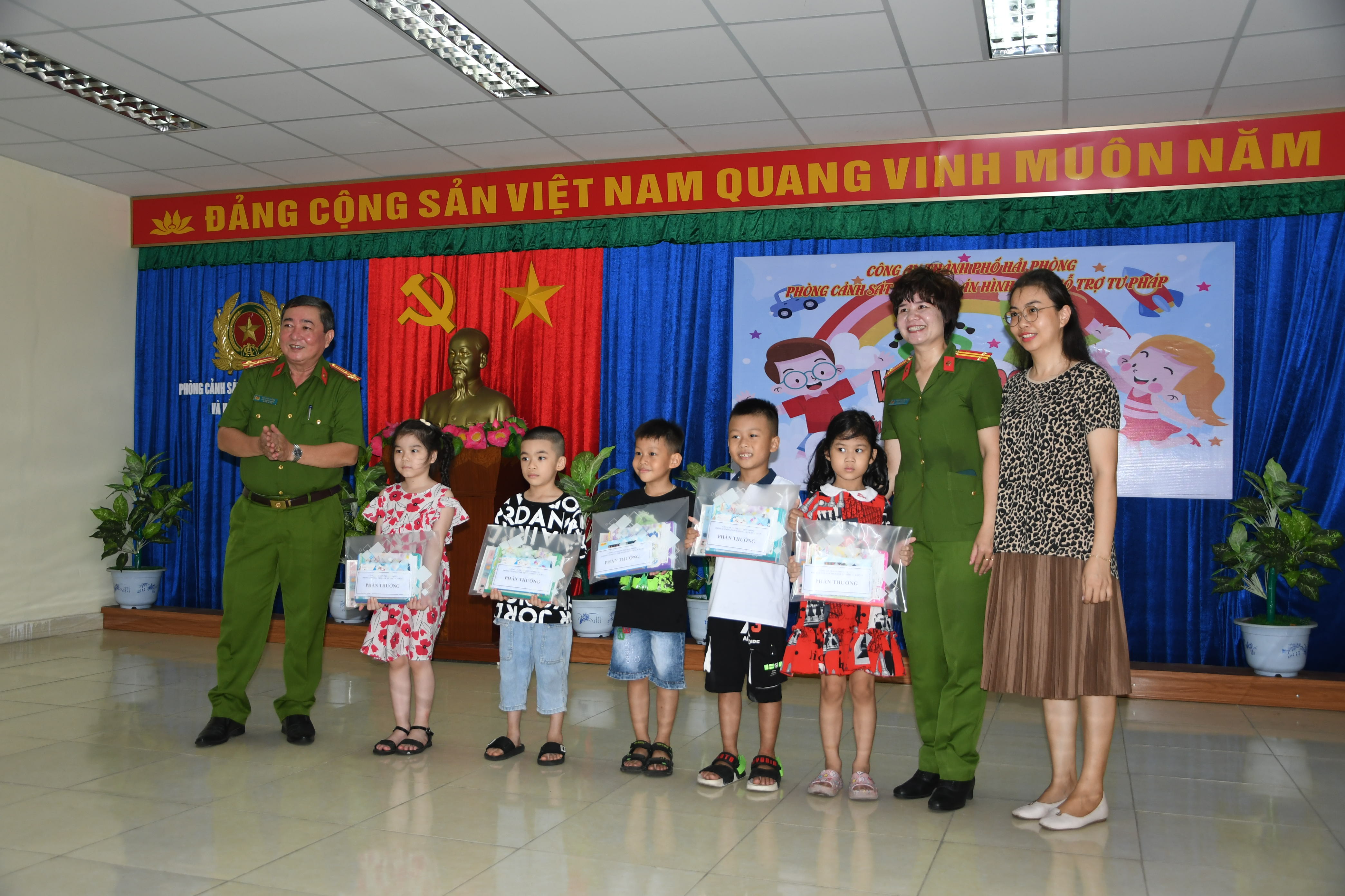 Phòng Cảnh sát THAHS & HTTP - CATP: Tặng thưởng con CBCS có thành tích cao trong học tập